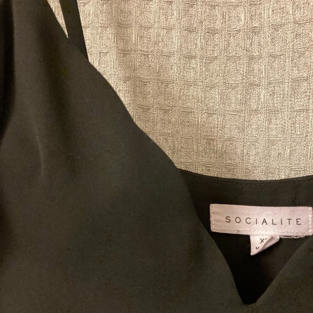Socialite black scalloped v neck camisole - Picture 3 of 8
